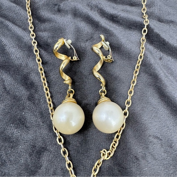 Vintage Faux Pearls Necklace and Matching Dangling Earrings - Picture 3 of 4